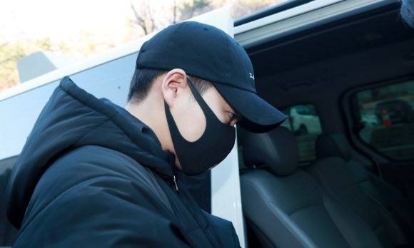 만취 상태로 무면허 운전을 하다가 사고를 낸 배우 손승원씨가 서울중앙지법에서 열린 구속 전 피의자 심문(영장실질심사)을 마친 뒤 밖으로 나서고 있다. 연합뉴스