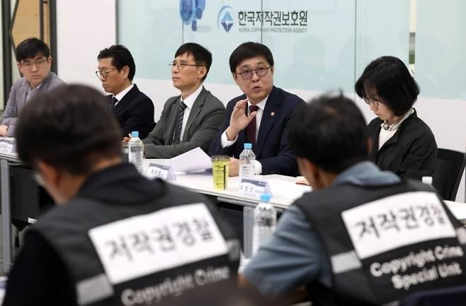 최휘영 문화체육관광부 장관이 지난 5월 한국소비자보호원을 방문해 콘텐츠 불법 유통사이트 ‘긴급차단’ 제도 시행을 점검하는 모습. 문화체육관광부 제공