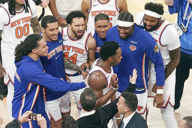 NBA 뉴욕 닉스 선수들이 11일 미국 뉴욕주 매디슨 스퀘어 가든에서 열린 챔피언 결정 4차전에서 샌안토니오 스퍼스를 꺾은 뒤 기뻐하고 있다. EPA연합뉴스