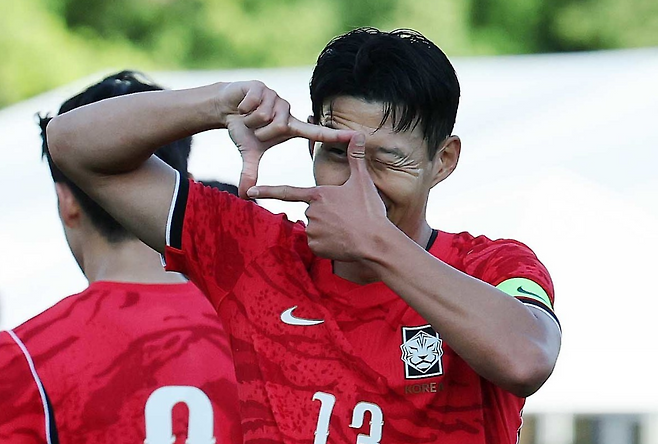 대한민국 축구대표팀 손흥민이 2026 국제축구연맹(FIFA) 북중미 월드컵 앞두고 열린 마지막 평가전 트리니다드 토바고의 경기에서 골을 넣고 세리머니를 하고 있다. 뉴스1