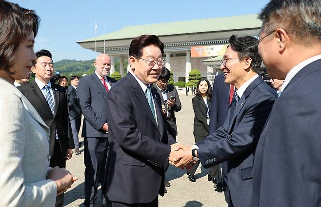 유럽 순방을 위해 출국하는 이재명 대통령이 6월9일 성남 서울공항에서 환송 나온 김민석 국무총리와 인사하고 있다. ⓒ연합뉴스