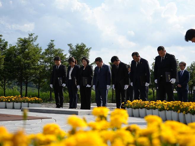 경기도 남양주 지역 더불어민주당 소속 광역·기초의원 당선인들이 11일 봉하마을을 방문해 노무현 전 대통령 묘역을 참배했다.©시사저널
