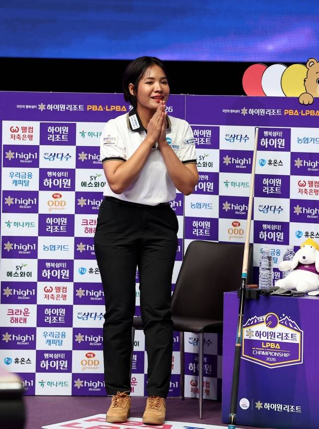 스롱 피아비가 10일 강원도 정선군 하이원리조트 그랜드호텔 컨벤션타워에서 열린 프로당구 2026-2027시즌 2차 투어 '국민의 행복쉼터 하이원리조트 PBA-LPBA 챔피언십' LPBA 결승에서 관중들에게 인사를 하고 있다. /사진=PBA 투어 제공