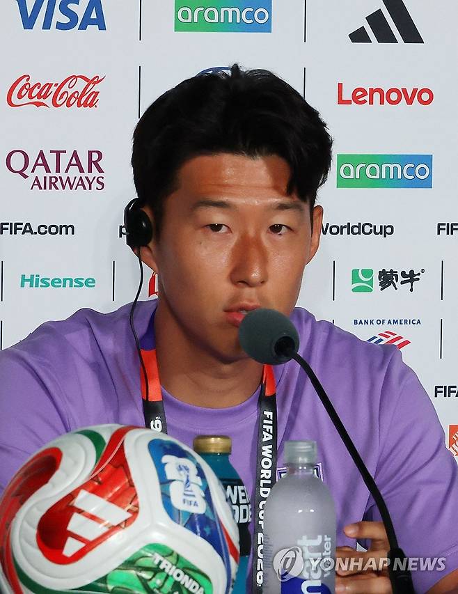 대한민국 축구 국가대표팀의 주장 손흥민이 11일(한국시간) 멕시코 과달라하라의 과달라하라 스타디움에서 열린 2026 국제축구연맹(FIFA) 북중미 월드컵 조별리그 A조 1차전 멕시코전 사전 기자회견에서 질문에 답변하고 있다. 한국은 12일 오후 11시 같은 장소에서 동유럽 체코와 이번 대회 첫 경기를 치른다. 손흥민은 골키퍼 김승규와 함께 이번 대회 통해 홍 감독, 이운재 베트남 축구 국가대표팀 골키퍼 코치에 이어 한국 축구사 세 번째로 월드컵 본선에 4회 출전하게 된다. 연합뉴스
