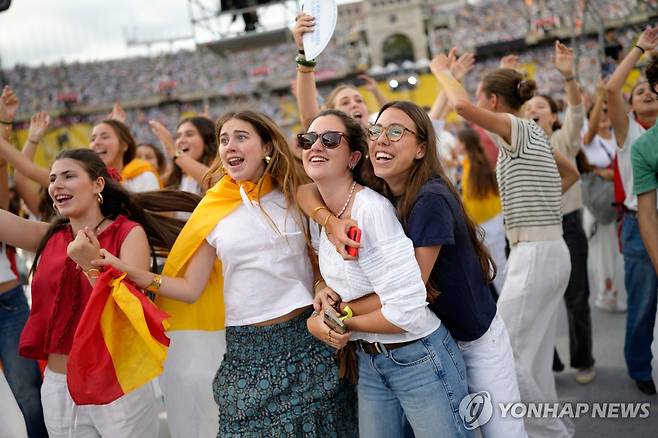 9일 바르셀로나 올림픽 스타디움에서 기도회에 참석한 청년들 [AP=연합뉴스. 재판매 및 DB 금지]