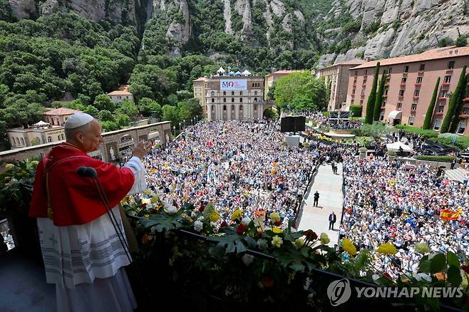 10일 몬세라트 수도원에서 묵주기도 후 신자들을 축복하는 교황 [로이터/바티칸미디어=연합뉴스 자료사진. 재판매 및 DB 금지]