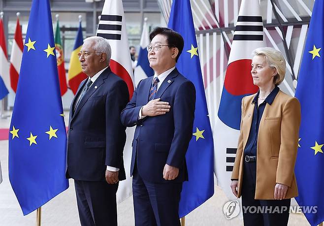 국기에 경례하는 이재명 대통령 (브뤼셀=연합뉴스) 한상균 기자 = 이재명 대통령이 10일(현지시간) 벨기에 브뤼셀 EU이사회 본부에서 안토니우 코스타 EU 정상회의 상임의장, 우르즐라 폰데어라이엔 EU 집행위원장이 참석한 가운데 열린 환영식에서 국기에 경례하고 있다. 2026.6.10 xyz@yna.co.kr