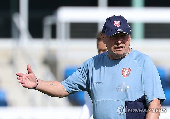 훈련 지시하는 체코 감독 (맨스필드[미국 텍사스주]=연합뉴스) 신준희 기자 = 7일(현지시간) 오전 미국 텍사스주 맨스필드의 텍사스 헬스 맨스필드 스타디움에서 체코 미로슬라프 코우베크 감독이 훈련을 지시하고 있다.
    체코는 한국시간 12일 멕시코 과달라하라에서 우리나라와 첫 경기를 치른다. 2026.6.8 hama@yna.co.kr