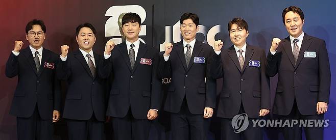 '2026 FIFA 북중미 월드컵' 기자간담회 (서울=연합뉴스) 강민지 기자 = 21일 서울 중구 앰배서더 서울 풀만에서 열린 JTBC '2026 FIFA 북중미 월드컵' 기자간담회에서  참석자들이 포즈를 취하고 있다. 왼쪽부터  이광용ㆍ정용검ㆍ배성재 캐스터, 박지성ㆍ 김환ㆍ이주헌 해설위원이 포즈를 취하고 있다. 2026.5.21 mjkang@yna.co.kr