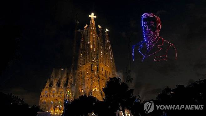 가우디 모습 그린 드론쇼 [로이터/Visita Papa Leon XIV=연합뉴스. 재판매 및 DB 금지]