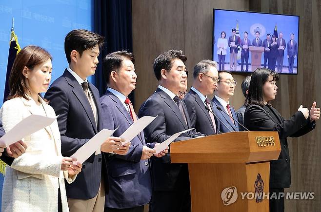 국민의힘 소장파 '대안과 미래', "장동혁 대표 사퇴 요구" (서울=연합뉴스) 배재만 기자 = 초·재선을 주축으로 한 국민의힘 소장파 모임 '대안과 미래' 이성권 간사(왼쪽 네 번째)를 비롯한 의원들이 11일 국회 소통관에서 기자회견을 열고 장동혁 대표의 사퇴를 요구하고 있다. 2026.6.11 scoop@yna.co.kr