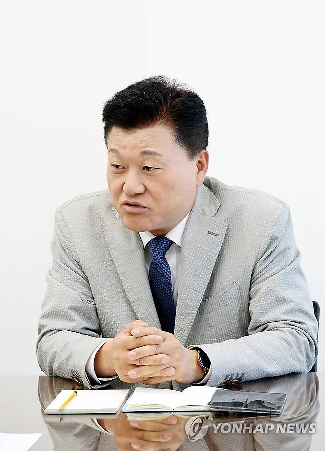 인터뷰하는 신용한 충북지사 당선인 (청주=연합뉴스) 김형우 기자 = 신용한 충북도지사 당선인이 11일 인수위원회가 마련된 충북연구원에서 연합뉴스와 인터뷰하고 있다. 2026.6.11 vodcast@yna.co.kr