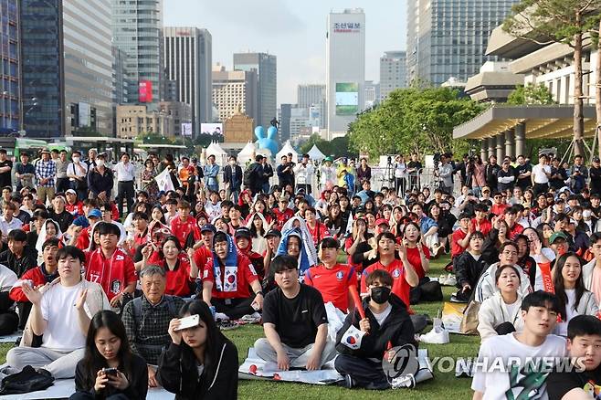 광화문광장에서 펼쳐진 거리 응원 [연합뉴스 자료사진]