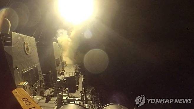 토마호크 순항미사일 발사하는 미군 구축함 미군 중부사령부가 10일(미국 시간) 공개한 USS 마이클 머피함(DDG112)가 미상의 장소에서 토마호크 순항 미사일을 발사하는 장면. [로이터=연합뉴스. 재판매 및 DB 금지]