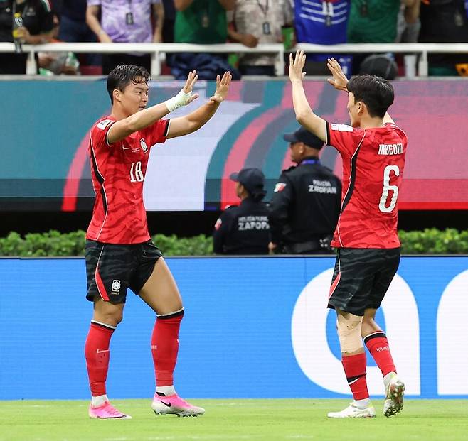 12일(한국시간) 멕시코 사포판 과달라하라 스타디움에서 열린 2026 북중미 월드컵 A조 1차전 한국과 체코의 경기에서 오현규가 골을 터뜨린 후 도움을 준 황인범과 함께 기뻐하고 있다. /연합뉴스