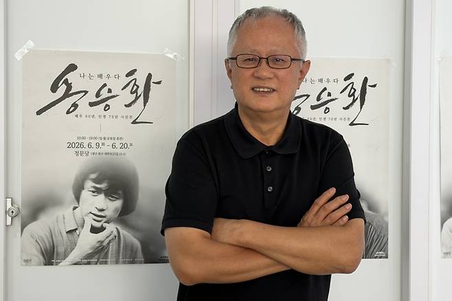 배우 송승환에게 삶은 거대한 연극과 같다. 배우·기획자·총감독 등 무대 안팎에서 다양한 역할을 넘나든 그가 오는 20일까지 북구 청문당에서 아카이브 사진전 나는 배우다, 송승환을 연다.  정수민기자 jsmean@yeongnam.com