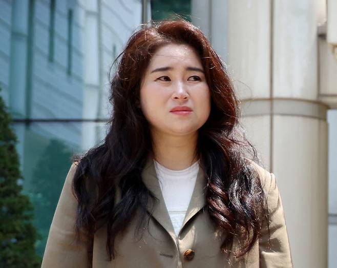 12·3 비상계엄을 선포하기 위한 명분을 만들고자 북한 평양에 무인기를 투입했다는 혐의로 기소된 윤석열 전 대통령이 1심에서 징역 30년을 선고받은 12일 서울 서초구 서울중앙지방법원에서 윤 전 대통령의 국민변호인단 김계리 변호사가 일반이적 등 혐의 1심 선고공판 결과 관련 입장을 밝히고 있다 (사진=뉴시스)