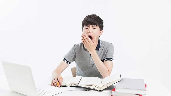 낮에 과도하게 졸립고, 밤엔 불면증에 시달린다면 '고혈압' 위험이 높아질 수 있다는 연구 결과가 발표되었다｜출처: 클립아트코리아