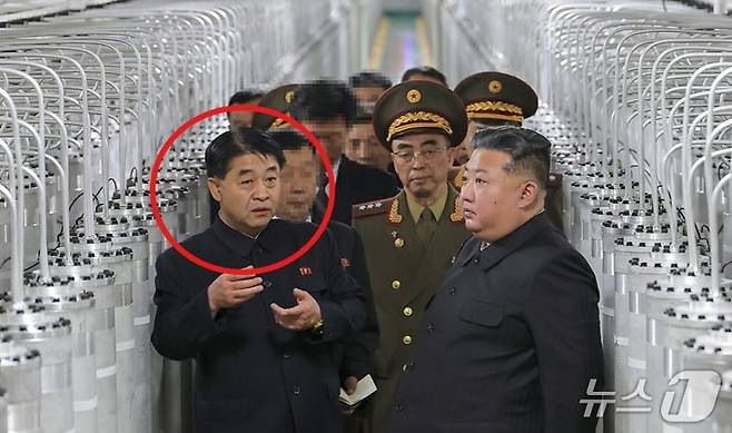 (평양 노동신문=뉴스1) =지난 3일 김정은 북한 노동당 총비서가 새로 조업한 핵물질 생산공장을 시찰했을 때 동행한 최일환 군수공업부 부부장(붉은 원 안)과 강경호 핵무기연구소 강경호 부소장(오른쪽 군복). [국내에서만 사용가능. 재배포 금지. DB 금지. For Use Only in the Republic of Korea. Redistribution Prohibited] rodongphoto@news1.kr