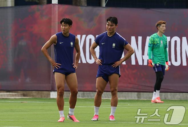 대한민국 축구대표팀 손흥민과 오현규. ⓒ 뉴스1 임세영 기자