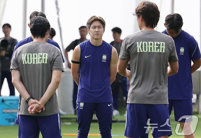 2026 북중미 월드컵에 출전하는 대한민국 축구 국가대표팀 이강인이 10일(현지시간) 멕시코 과달라하라 인근 사포판에 위치한 치바스 바예 베르데에서 홍명보 감독의 발언을 경청하고 있다. 2026.6.11 ⓒ 뉴스1 임세영 기자