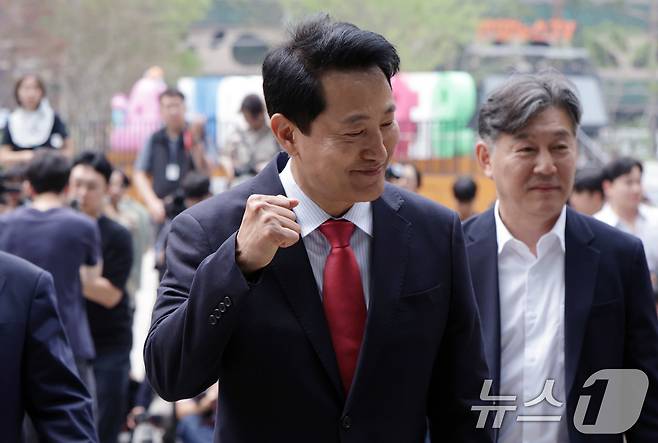 오세훈 서울시장 당선인이 4일 오전 서울시청 정문에서 감사인사를 마친 뒤 시청 로비로 향하고 있다. (공동취재) 2026.6.4 ⓒ 뉴스1 이호윤 기자