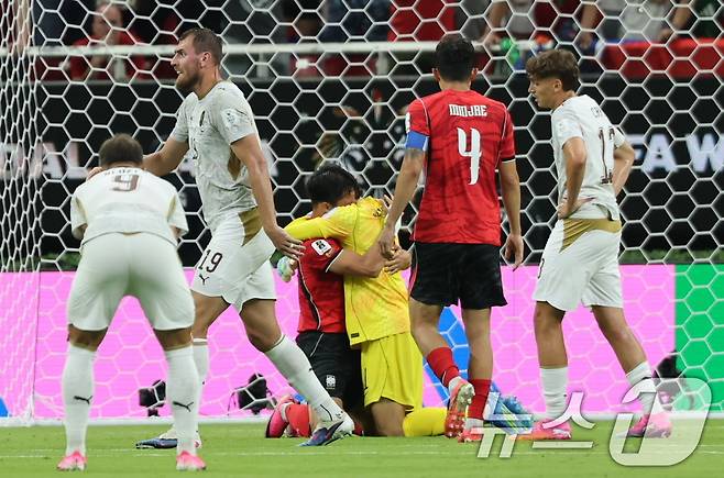 대한민국 축구국가대표팀 오현규와 김승규 골키퍼가 11일(현지시간) 멕시코 할리스코주 사포판 과달라하라 스타디움에서 열린 2026 북중미 월드컵 A조 조별리그 1차전 대한민국과 체코의 경기에서 2대1 승리를 확정한 뒤 기쁨을 나누고 있다. 2026.6.12 ⓒ 뉴스1 박지혜 기자