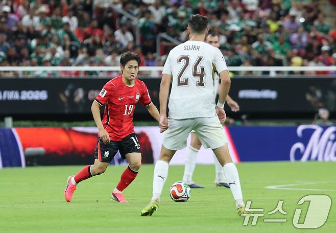 11일(현지시간) 멕시코 할리스코주 사포판 과달라하라 스타디움에서 열린 2026 북중미 월드컵 A조 조별리그 1차전 대한민국과 체코의 경기에서 이강인이 드리블을 하고 있다. 2026.6.12 ⓒ 뉴스1 박지혜 기자