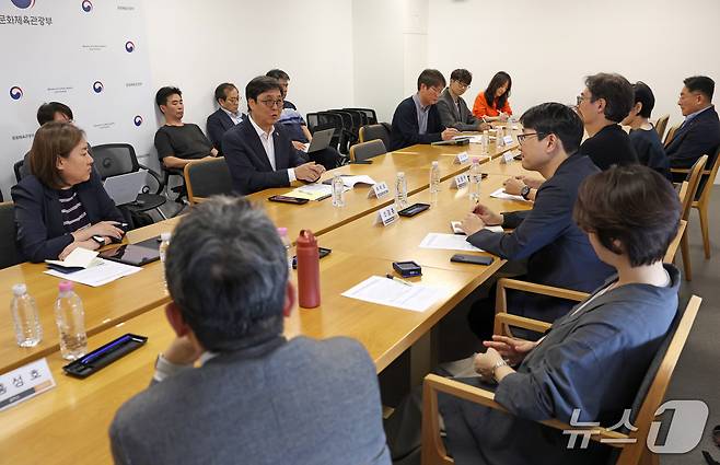 현장에서는 AI를 단순한 제작 도구가 아니라 산업 구조와 인력 양성 방식을 동시에 바꾸는 변수로 규정했고, 제작지원 개편과 교육혁신, 고용 보완, 제도 정비를 함께 추진해야 한다는 주문이 이어졌다.