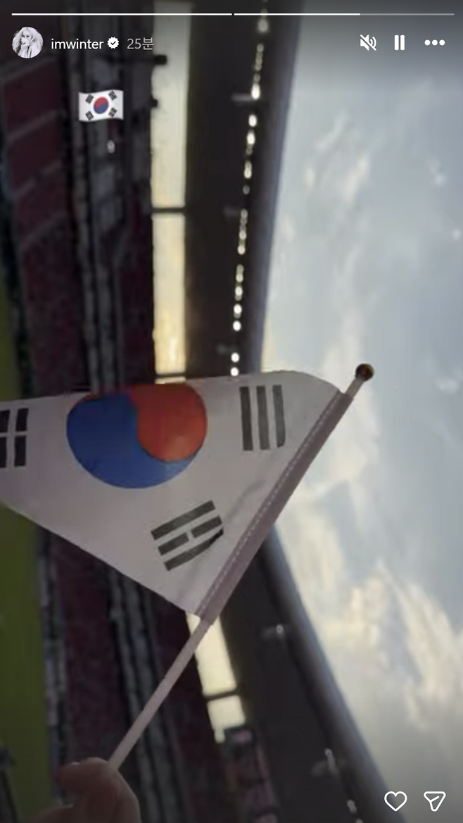Winter and Karina, members of the group aespa, visited the Akron Stadium in Guadalajara, Mexico, where the first group stage match of the 2026 North and Central America World Cup between South Korea and the Czech Republic was held. The two wore team jerseys and waved the South Korean flag, cheering for the victory of the South Korean national soccer team.On the 12th, Winter shared a video on her social media showing her and Karina cheering at the stadium. In the video, the two showed off their charm with different hairstyles while passionately cheering for the national team.The South Korean national soccer team will play its first group stage match against the Czech Republic at 11 a.m. today.