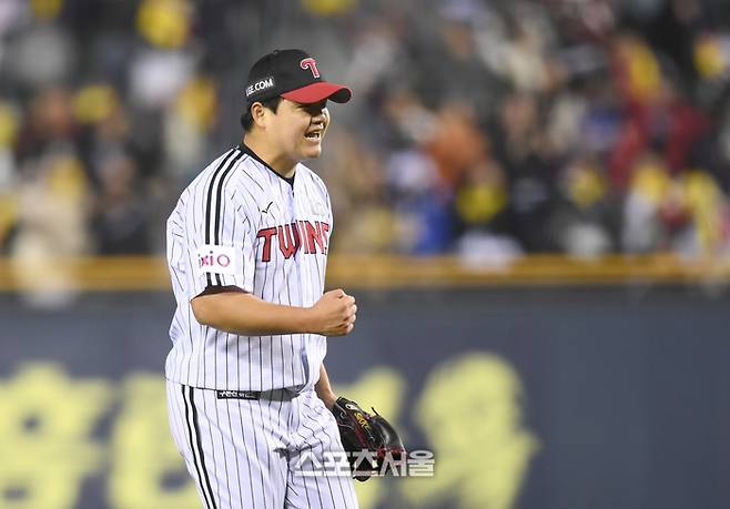 LG 투수 장현식이 15일 서울 잠실구장에서 열린 2025 KBO 리그 삼성전 9회초 1사 1·2루 상대 류지혁을 병살타로 처리한 후 환호하고 있다. 잠실 | 최승섭기자 thunder@sportsseoul.com