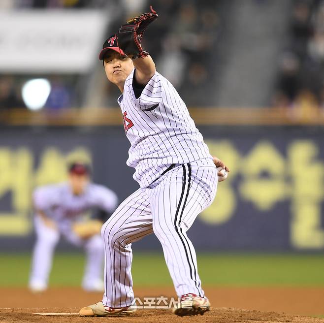LG 투수 장현식이 15일 서울 잠실구장에서 열린 2025 KBO 리그 삼성전 9회 역투하고 있다. 잠실 | 최승섭 기자 thunder@sportsseoul.com