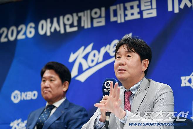 2026 아시안게임 야구대표팀 명단 발표 기자회견이 11일 오후 서울 중구 한국프레스센터에서 열렸다. 류지현 감독이 질문에 답하고 있다. 정재근 기자 cjg@sportschosun.com/2026.6.11/