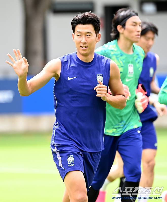 7일(한국시각) 멕시코 과달라하라의 대표팀 베이스캠프 훈련장인 치바스 베르데 바예에서 진행된 대한민국 월드컵 대표팀의 공식 훈련, 손흥민이 러닝 중 오픈트레이닝에 함께한 멕시코 현지 팬들에 손인사를 하고 있다. 과달라하라(멕시코)=허상욱 기자wook@sportschosun.com/2026.06.07/