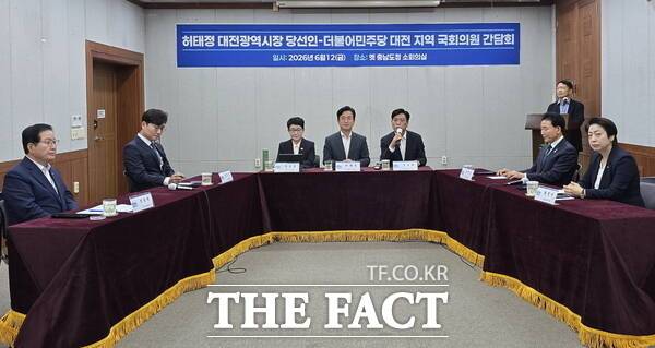 허태정 대전시장 당선인과 더불어민주당 소속 대전 지역 국회의원들이 12일 간담회를 가지고 있다. /정예준 기자