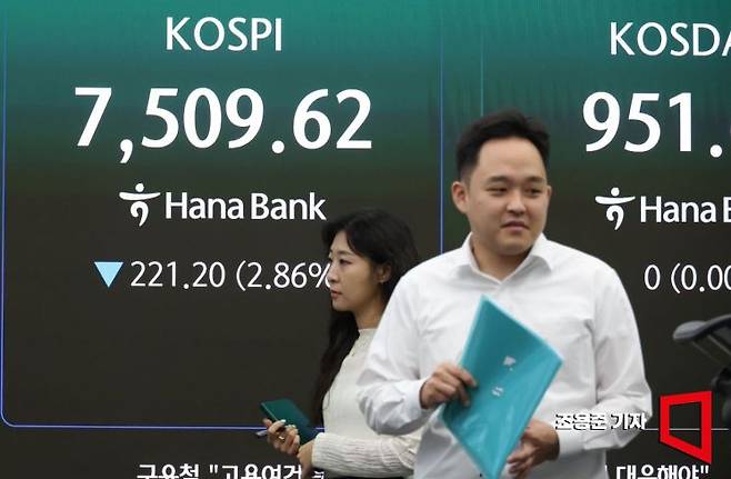 미국과 이란 간 군사적 긴장이 다시 고조되면서 뉴욕증시가 일제히 하락 마감한 가운데 국내 코스피도 2% 이상 하락 출발한 11일 서울 중구 하나은행 본점 딜링룸에서 직원이 증시와 환율 등을 모니터하고 있다. 이날 코스피는 전 거래일 대비 221.20p(2.86%) 내린 7509.62로 장을 시작했다. 2026.6.11 조용준 기자