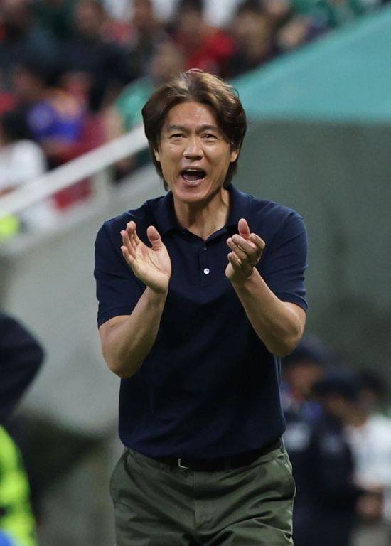 홍명보 감독이 12일(한국시간) 멕시코 사포판 과달라하라 스타디움에서 열린 2026 북중미 월드컵 A조 1차전 체코와의 경기에서 선수들을 독려하고 있다. 연합뉴스