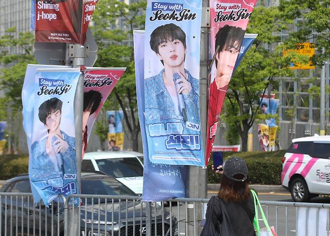 방탄소년단(BTS)의 'BTS 월드투어 아리랑 IN 부산' 콘서트를 하루 앞둔 11일 공연이 열리는 부산 아시아드주경기장 주변에서 외국 팬이 BTS 배너를 촬영하고 있다. /뉴스1