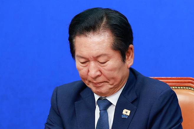 정청래 더불어민주당 대표가 10일 오전 서울 여의도 국회에서 열린 최고위원회의에 참석해 원내대표 발언을 듣고 있다./뉴스1