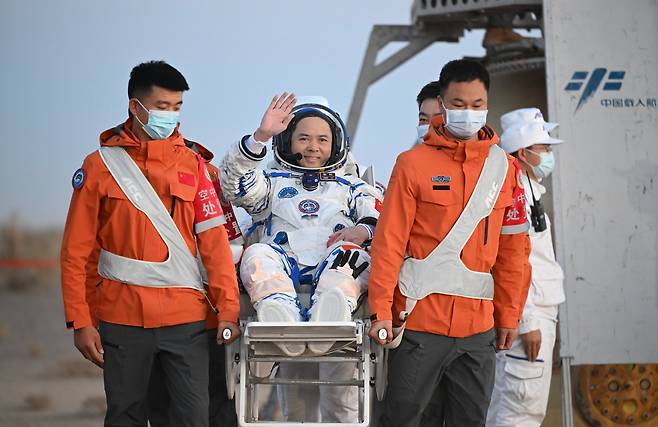 선저우 21호 승무원 중 사령관인 우주비행사 장 루가 2026년 5월 29일 중국 내몽골 자치구 둥펑 착륙장에 착륙한 선저우 22호 우주선의 귀환 캡슐에서 나오고 있다. /연합뉴스