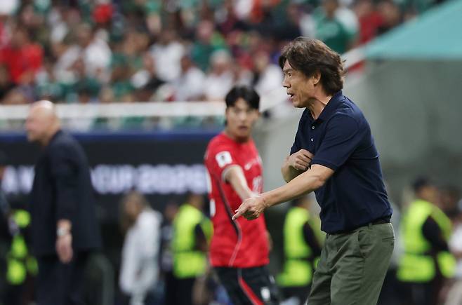 11일 멕시코 사포판 과달라하라 스타디움에서 열린 2026 북중미 월드컵 A조 1차전 한국과 체코의 경기. 홍명보 감독이 작전을 지시하고 있다. /연합뉴스