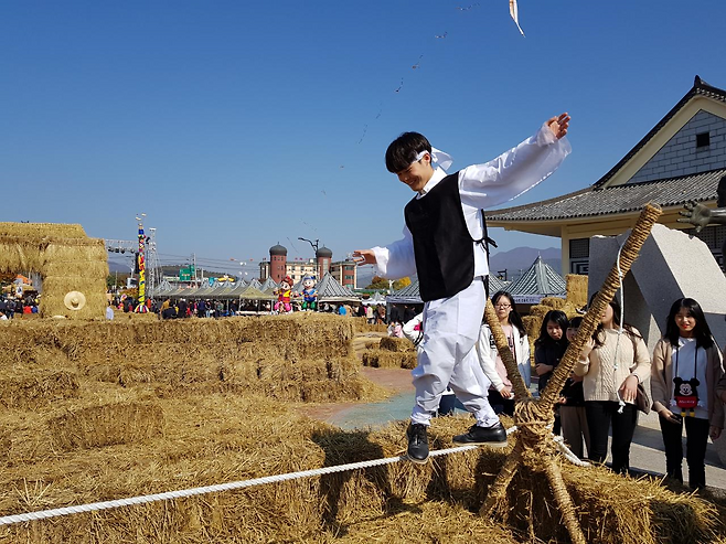 철원 새끼줄 축제에 참가한 멤버들