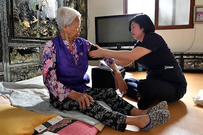 나영란 진료소장이 이순덕(가명)씨 자택에 방문해 혈압, 혈당 등 건강 상태와 영양 상태를 살펴보고 있다. 윤기훈 인턴기자