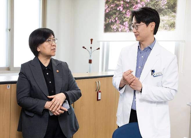 정은경 보건복지부 장관이 4월 24일 경북 영주시 안정면보건지소를 방문해 의료진과 대화하고 있다. 보건복지부 제공