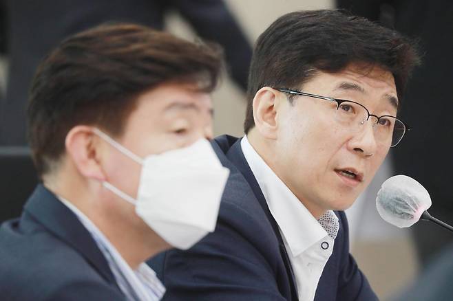 고용진 신임 국회사무총장 내정자(오른쪽)가 재선 국회의원이던 시절인 2020년 8월 19일 서울 여의도 국회 기획재정위원회 전체회의에서 열린 김대지 국세청장 후보자 인사청문회에서 의원질의를 하고 있다. 오대근 기자