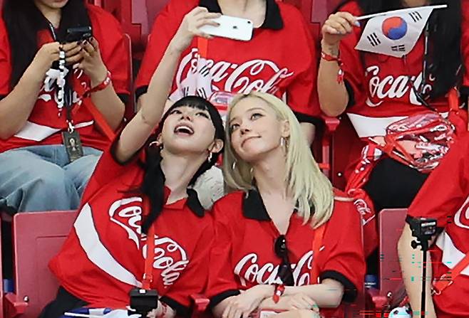 그룹 에스파 멤버 카리나와 윈터가 대한민국 축구 국가대표팀을 응원했다. 연합뉴스