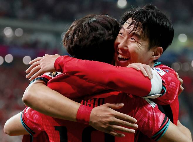 <yonhap photo-5396=""> 이강인과 기쁨의 포옹하는 손흥민 (서울=연합뉴스) 김인철 기자 = 11일 서울월드컵경기장에서 열린 2026 북중미 월드컵 아시아 지역 2차 예선 C조 6차전 한국과 중국의 경기. 손흥민이 선취골을 넣은 이강인과 포옹하며 기뻐하고 있다. 2024.6.11 yatoya@yna.co.kr/2024-06-11 21:36:56/ 연합뉴스</yonhap>