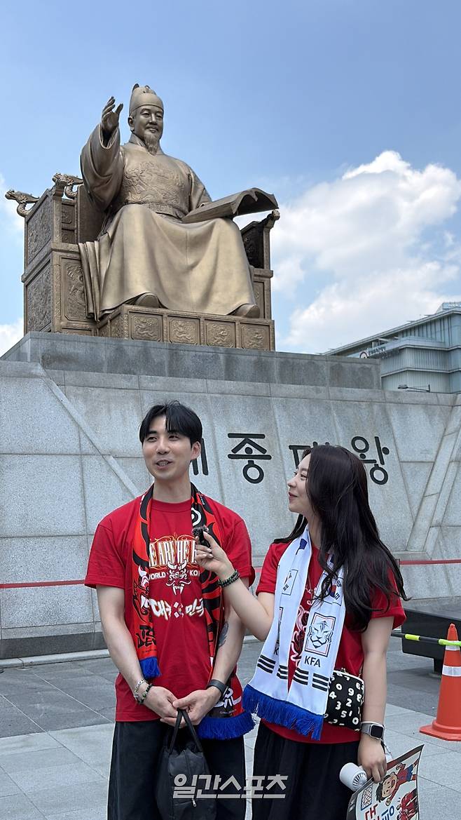 축구 팬 홍철민(왼쪽) 씨와 이예린 씨. 사진=IS 포토