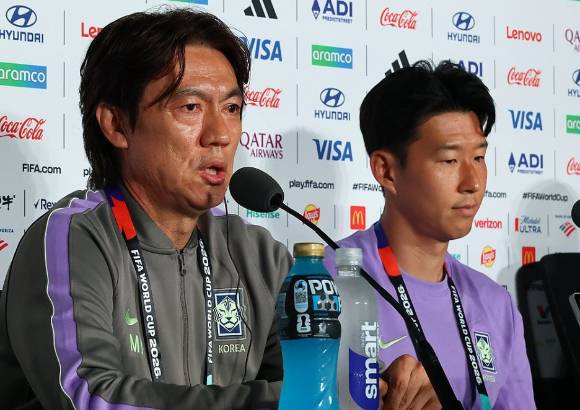 2026 피파 월드컵에 출전한 한국축구국가대표팀의 홍명보 감독이 체코와의 경기를 하루 앞둔 지난 10일(현지시간) 멕시코 과달라하라 스타디움에서 열린 공식 기자회견에 손흥민과 함께 참석해 기자의 질문에 답하고 있다. [사진=연합뉴스]
