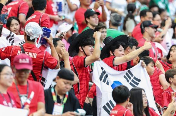 11일(현지시간) 2026 북중미 월드컵 A조 1차전 한국과 체코의 경기가 열리는 멕시코 사포판 과달라하라 스타디움에서 한국 응원단이 응원을 펼치고 있다. [사진=연합뉴스]